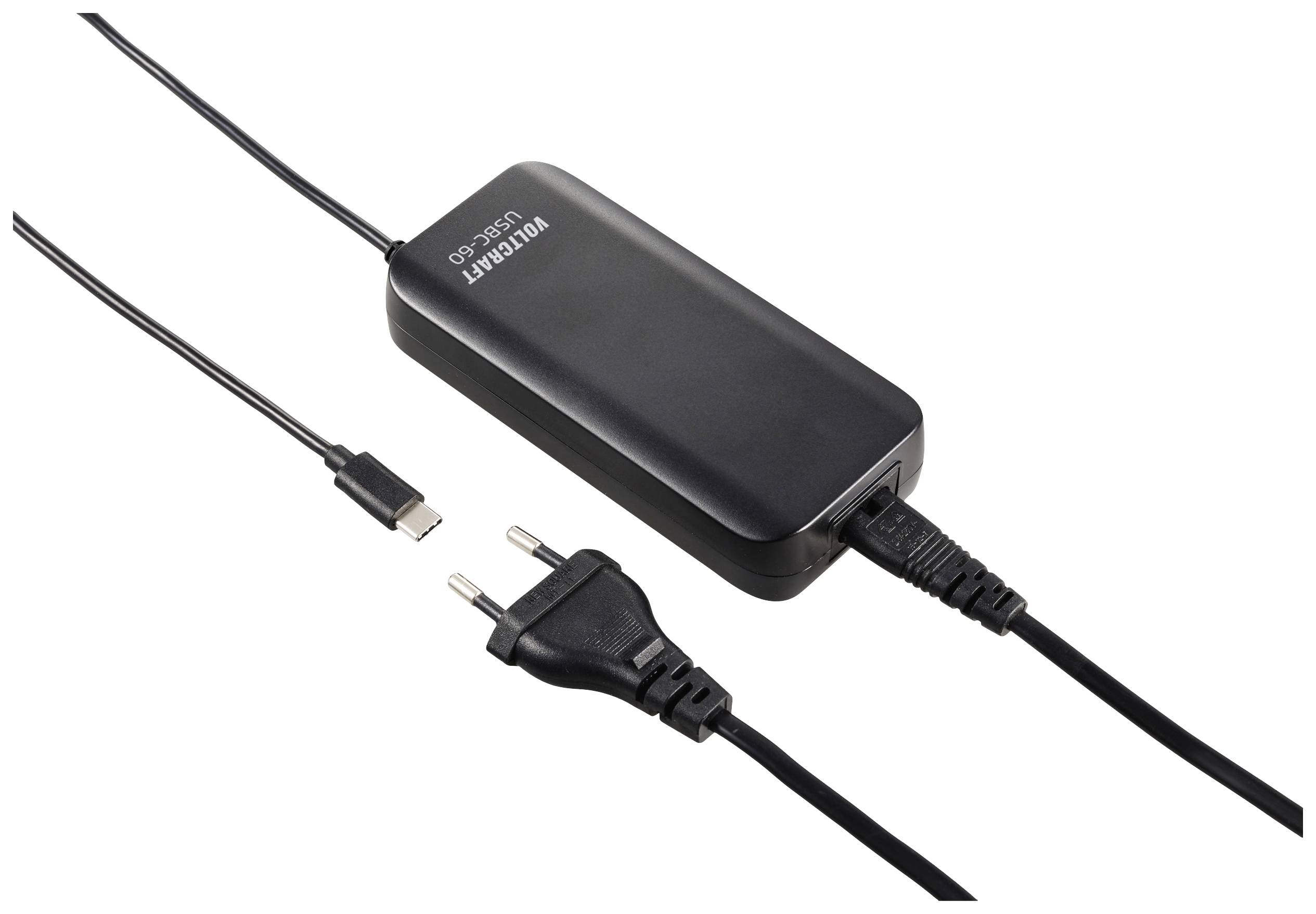 Egy fekete töltő USB-C csatlakozóval és kétpólusú dugóval európai fali aljzatokhoz.