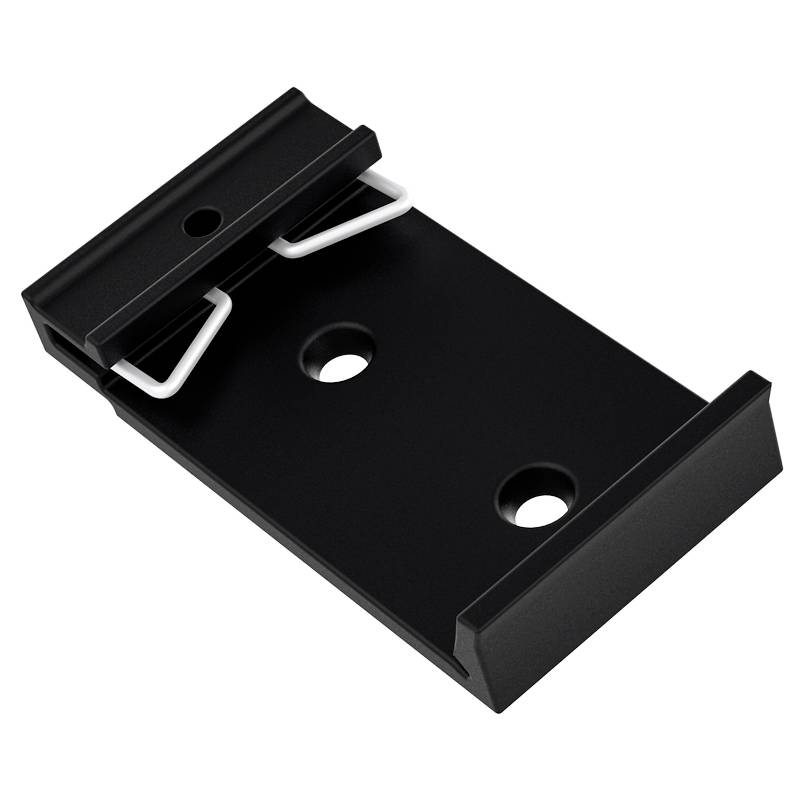 Egy fekete fémkapocs két lyukkal és egy ezüstös drótívvel a rögzítéshez, valószínűleg egy tartóhoz vagy felfüggesztéshez.