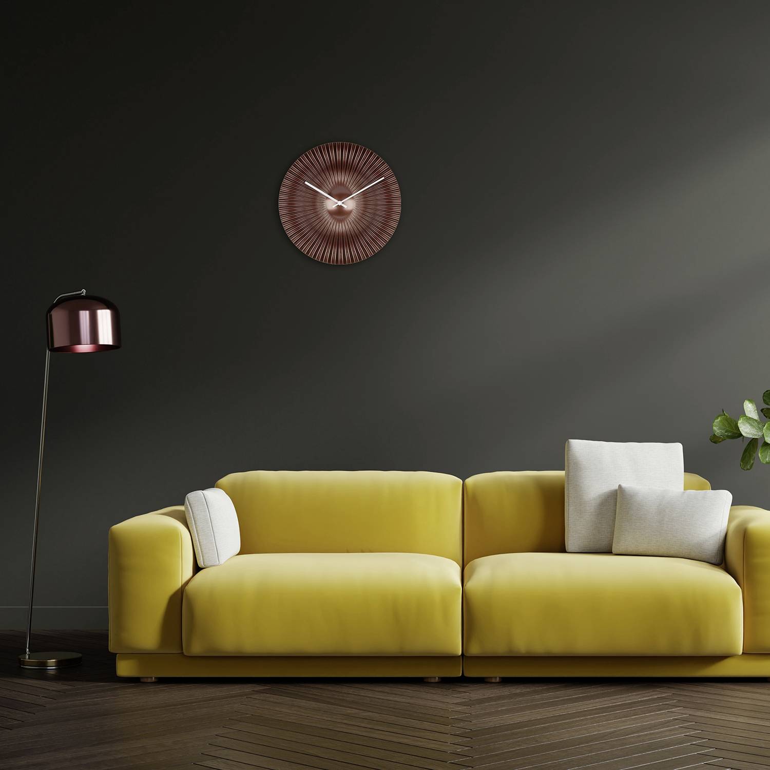Sárga kanapé fehér párnákkal sötétszürke fal előtt, rózsaszín lámpa balra, kerek óra a kanapé felett. Modern nappali design.