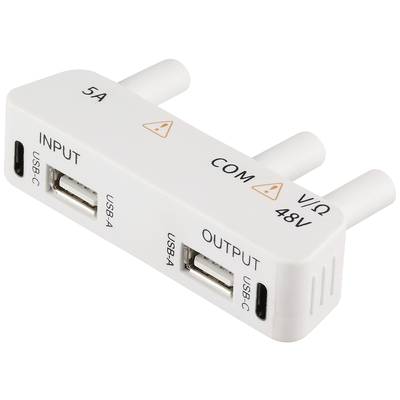 Egy fehér elosztó adapter két USB-C és két USB-A csatlakozóval, 'INPUT' és 'OUTPUT' felirattal ellátva. 5A, COM, 48V megjelöléssel.