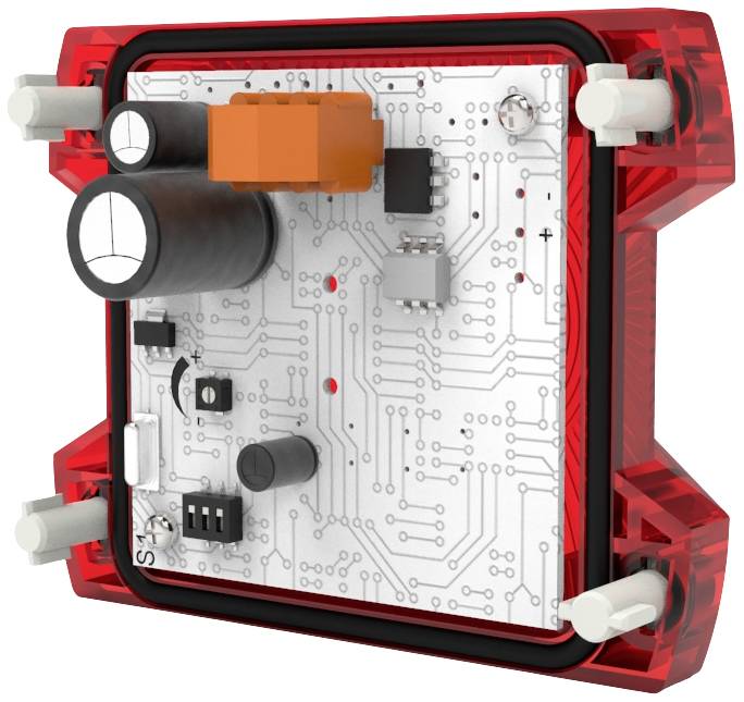 Egy piros elektronikai áramkör több alkatrésszel, beleértve a kondenzátorokat és csatlakozókat.