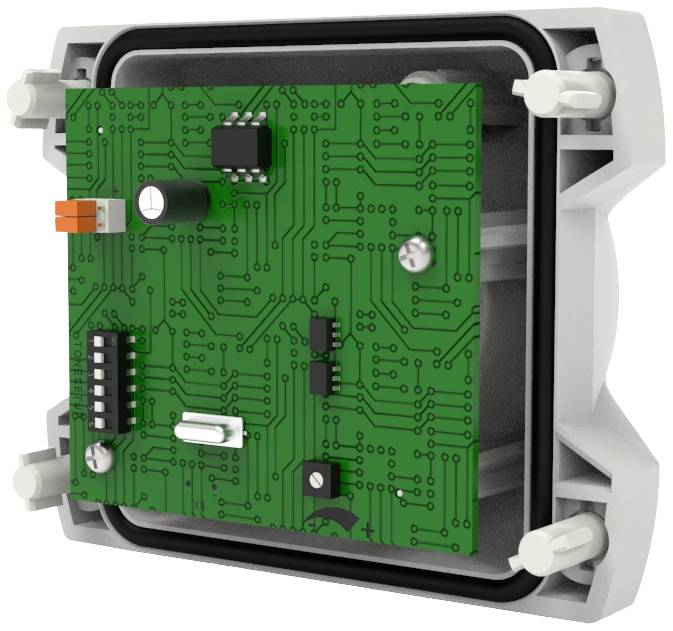 Elektronikus alkatrész zöld áramkörrel egy négyzet alakú foglalatban. Tartalmaz chipeket, kondenzátorokat és csatlakozókat.