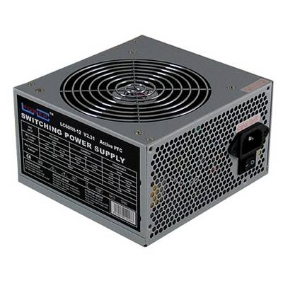 Tápegység ventilátorral, kapcsolóval és tápcsatlakozóval. A címke műszaki specifikációkat mutat.
