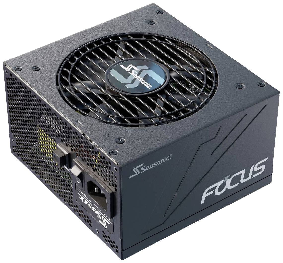 Fekete Seasonic Focus tápegység, tetején ventilátorral és látható áramcsatlakozási részletekkel; alkalmas számítógépházakhoz.