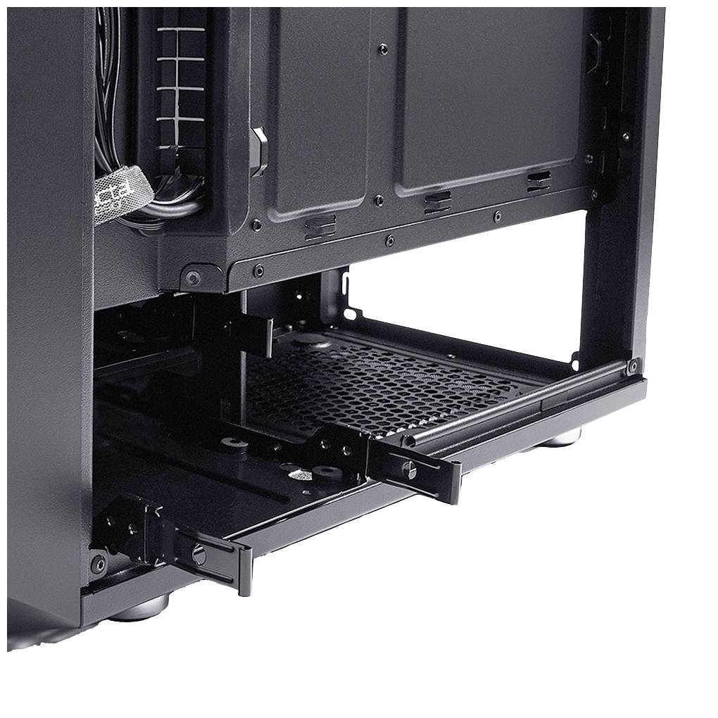 Egy nyitott számítógépház, amelynek alsó részén látható a merevlemez-behelyező rekesz. A kábelek és a belső szerkezet tisztán kivehető.