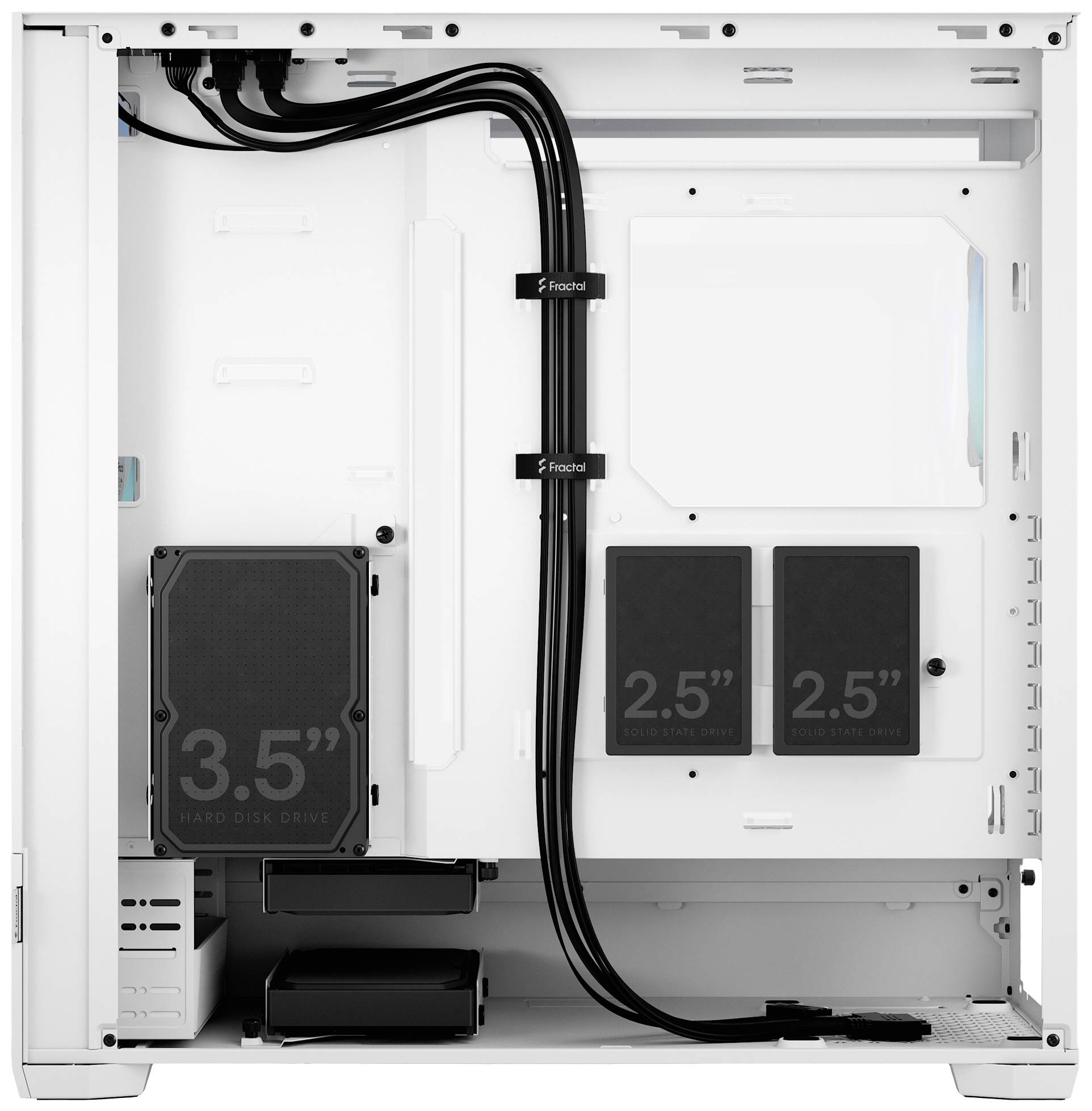 Üres fehér számítógépház belső tere rendezett kábelvezetéssel, két 2,5 hüvelykes és egy 3,5 hüvelykes meghajtó számára kialakított helyekkel.