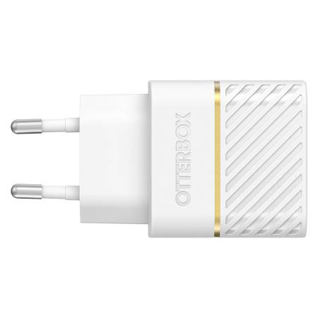 Egy fehér töltő, EU-s csatlakozóval, oldalról ábrázolva. A felületén az 'OTTERBOX' felirat olvasható.