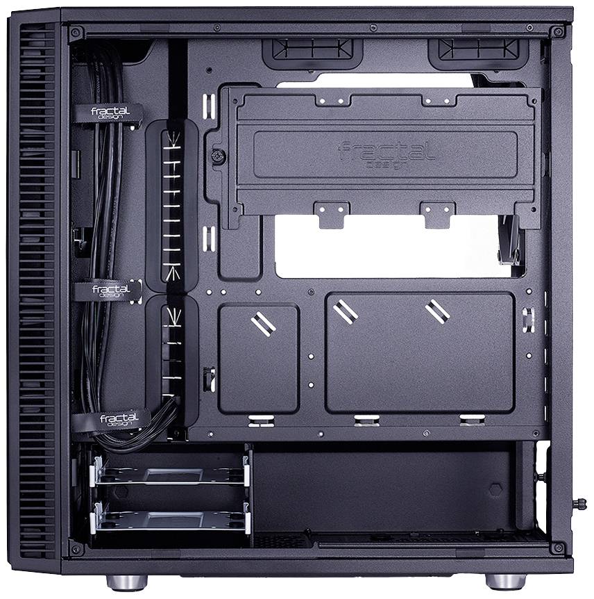Fekete PC-ház nyitott belsőtérrel, amelyen látható a kábelrendezés, a merevlemez-rekeszek és a ventilátorhelyek.