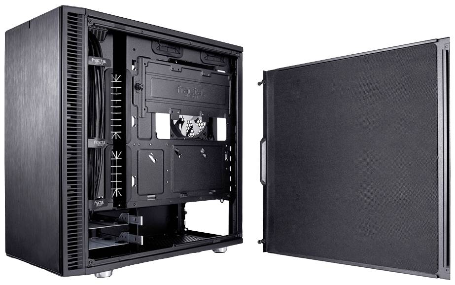 Nyitott számítógépház látható, amely mutatja a kábelrendezést, beépítési nyílásokat és szellőzőnyílásokat. Az oldalpanel mellette fekszik.