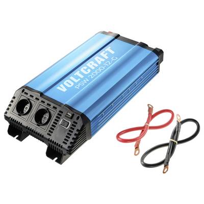 Kék VOLTCRAFT PSW 2000-12-C teljesítményi inverter két kábellel fehér háttéren.