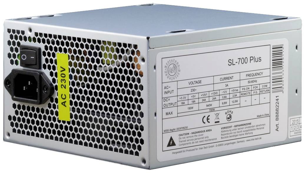 Tápegység szellőzőráccsal, hálózati kapcsolóval és 'SL-700 Plus' típustáblával. Mutatja a bemeneti/kimeneti feszültséget, áramerősséget és frekvenciát.
