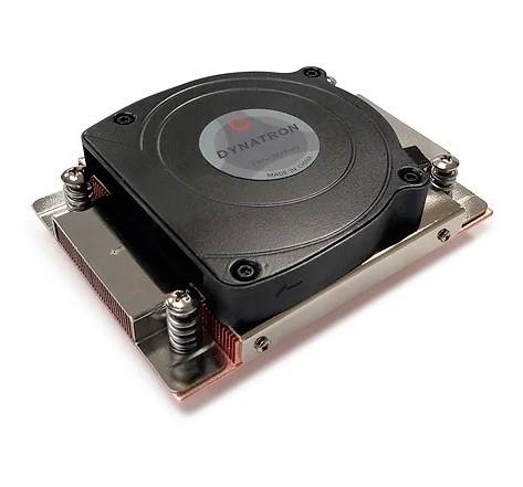 Egy számítógép hűtőrendszere fekete ventilátorral és ezüst tartókkal, amelyen a 'Dynatron' felirat látható.