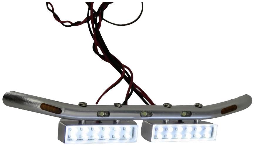 LED-es fénysáv két téglalap alakú LED-es fényszóróval és fémtartóval, piros és fekete kábelekkel összekötve.