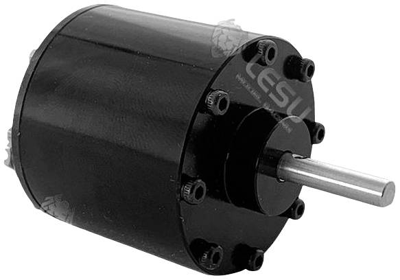 Egy fekete elektromos motor hengeres formában, kiálló fémtengellyel.