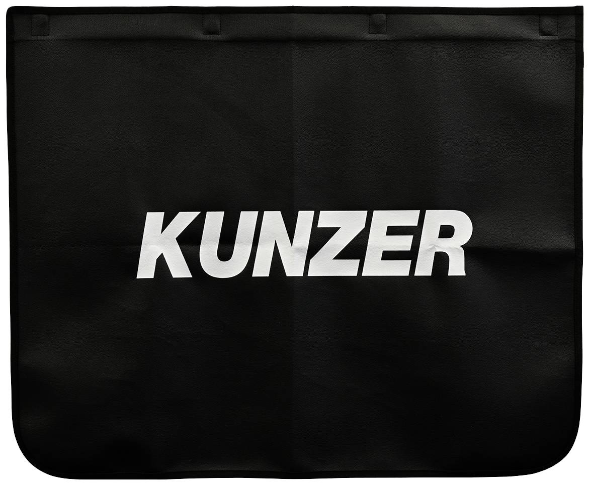 Egy fekete védőszőnyeg, amelynek közepén fehér betűkkel a 'KUNZER' felirat szerepel.