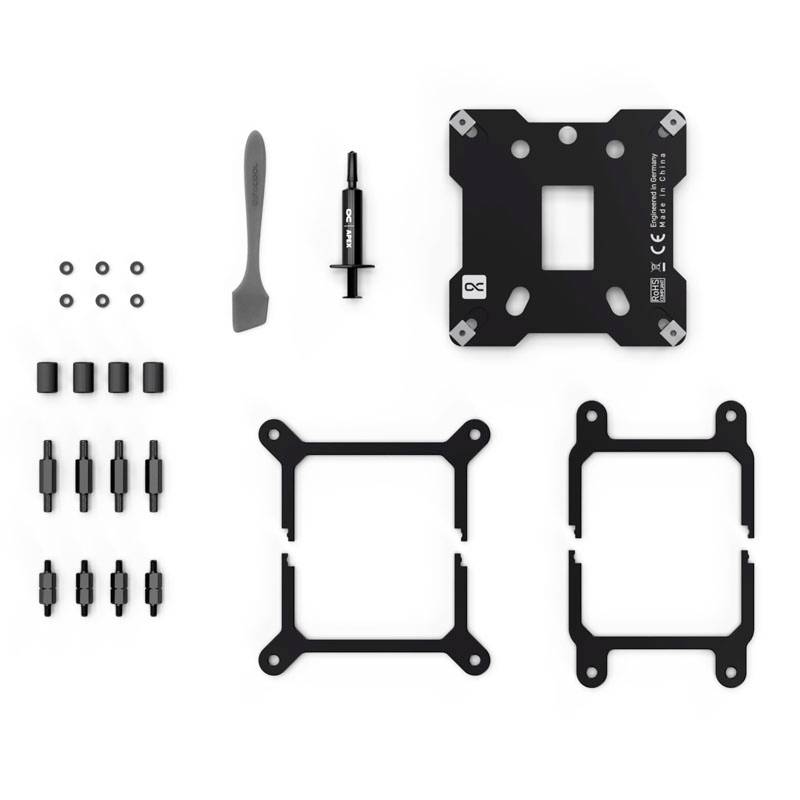 CPU-hűtő rögzítő készlet, amely csavarokból, tartóelemekből és műanyag alkatrészekből áll, fehér háttér előtt.