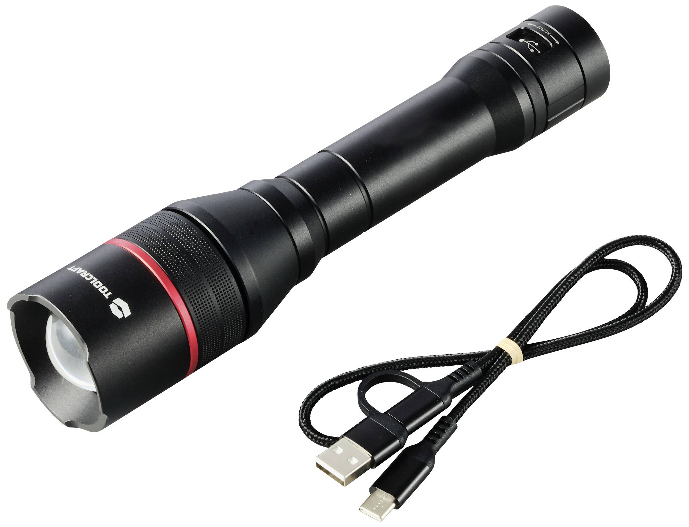Fekete LED-es zseblámpa piros gyűrűvel, USB-töltőkábel mellett. Kiváló szabadtéri tevékenységekhez vagy vészhelyzetekhez.