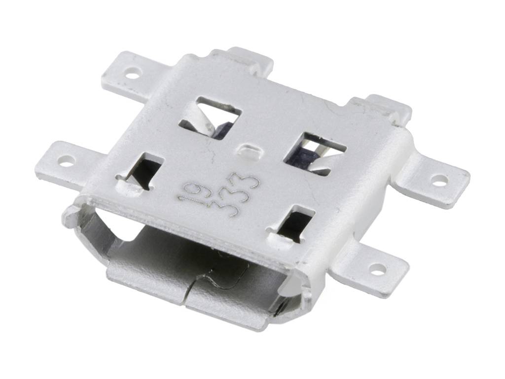 Egy ezüstszínű mikro-USB csatlakozó közeli felvételen, kábel nélkül, fehér háttér előtt.