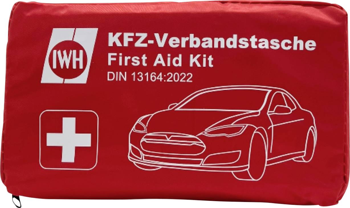 Piros első segélykészlet táska, amelyen "KFZ-Verbandstasche First Aid Kit DIN 13164:2022" felirat szerepel, fehér kereszt és autó körvonallal.