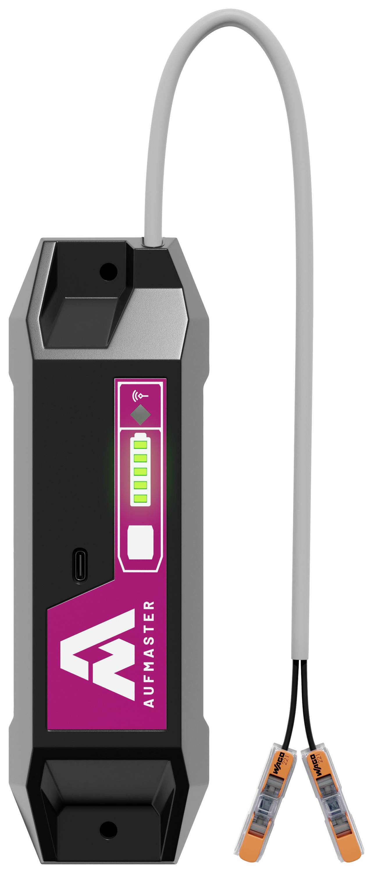 Egy fekete elektronikai eszköz szürke antennával és két színes kábellel. A kijelzőn egy töltési állapotjelző sáv látható.