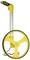 Egy sárga mérőkerék fekete fogantyúval és nagy mérőtárcsával, amelyet távolság- és útvonalmérésekhez használnak.