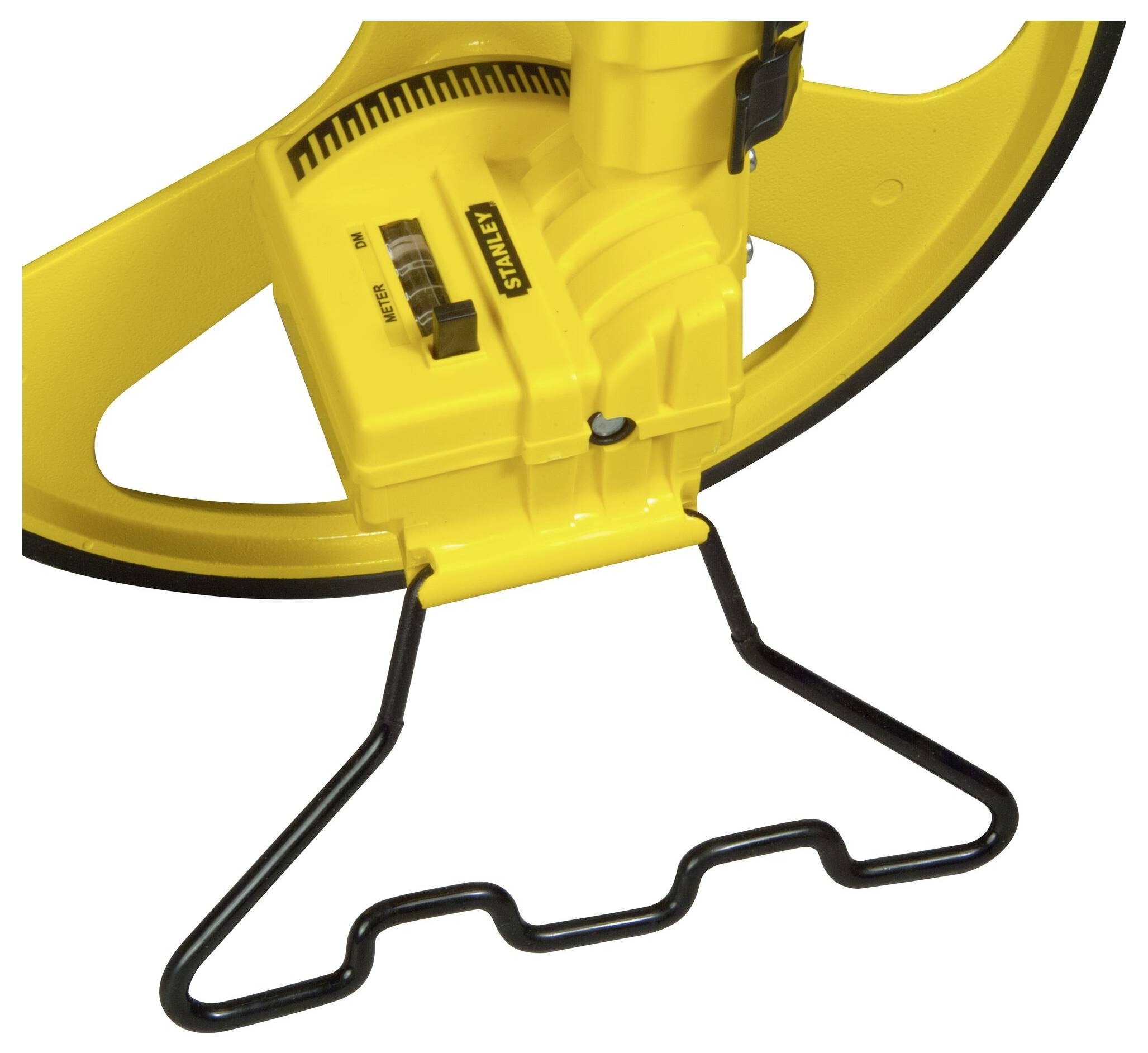 Sárga mérőszalag fekete fogantyúval, fémkarikán.