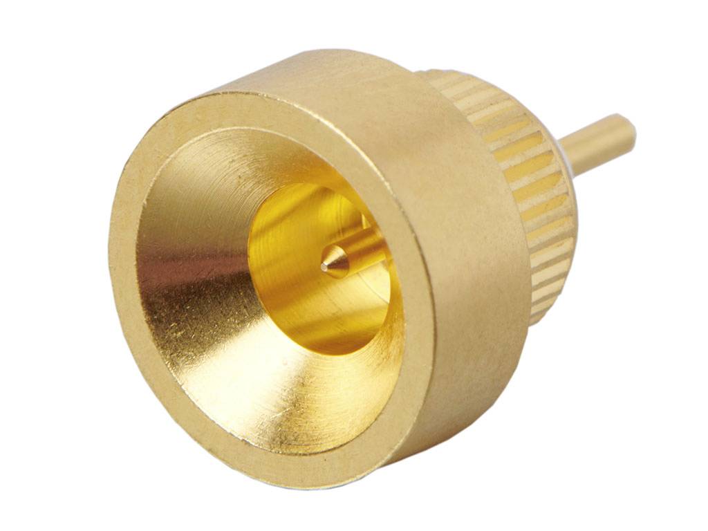 Egy arany koaxiális adapter recézett szélű és hengeres formában, amelyet koaxiális kábelek csatlakoztatására használnak.