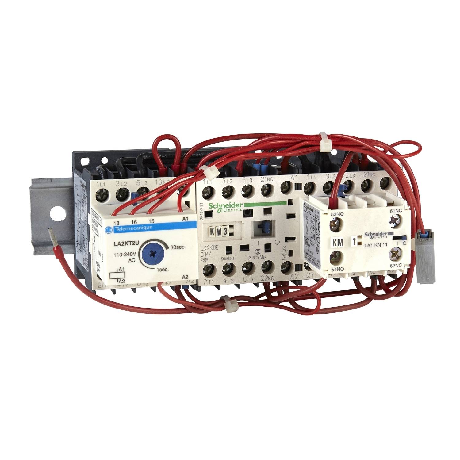 Egy ipari kapcsolószekrény több bekötött komponenssel, benne egy kontaktorral és kábelekkel, egy fémlemezre szerelve.