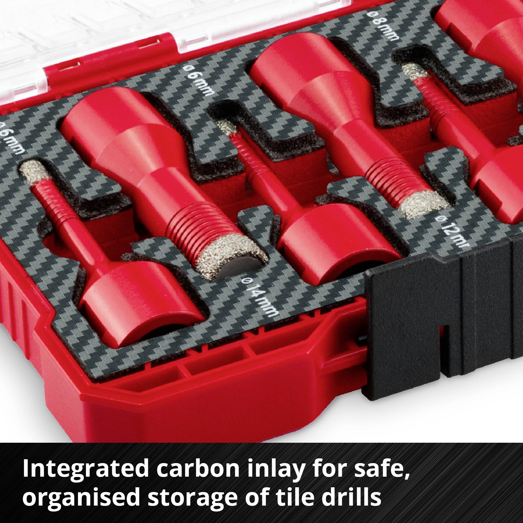 Piros koffer carbon betéttel, különböző méretű csempelyukasztó fúrókkal, biztonságosan és rendezetten tárolva.