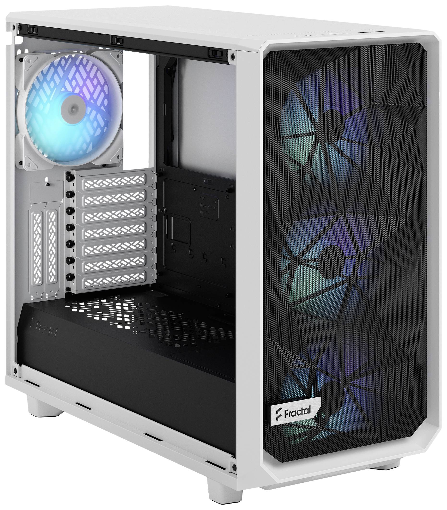 Fehér számítógépház három nagy ventilátorral az elején és egy világító ventilátorral hátul. Nyitott oldalfal mutatja a belső teret.