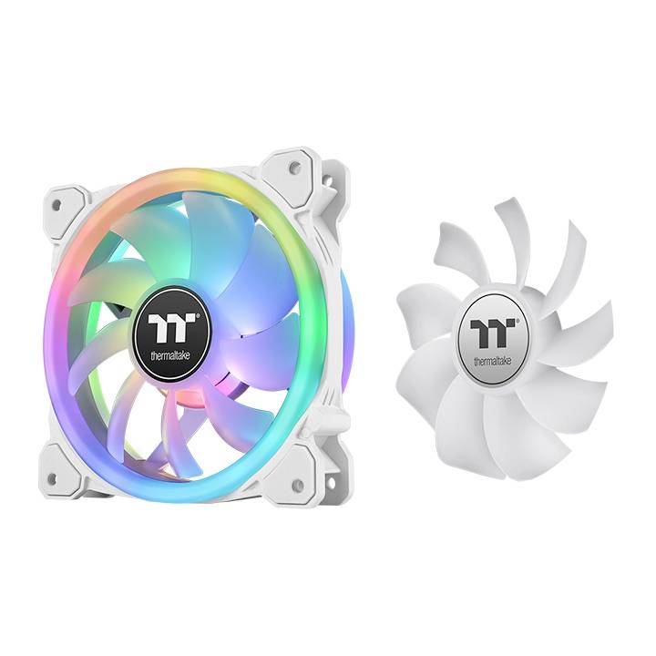 Egy fehér számítógép ventilátor RGB-megvilágítással, mellette egy tartalék ventilátorlapát. A logó 'Thermaltake' feliratú. Ideális PC-hűtésre.