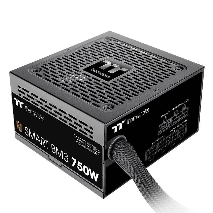 Fekete Thermaltake tápegység, SMART BM3 750W modell. Csatlakozási diagramokat és szellőzőrácsot mutat. Számítógép-összeállításokhoz alkalmas.