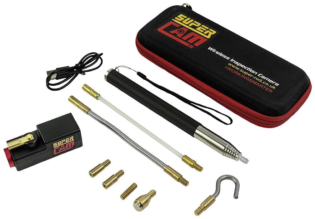 'Super Cam' felügyeleti kamera-szett, amely kamerát, kábeleket, tartozékokat és egy fekete tárolótáskát tartalmaz.