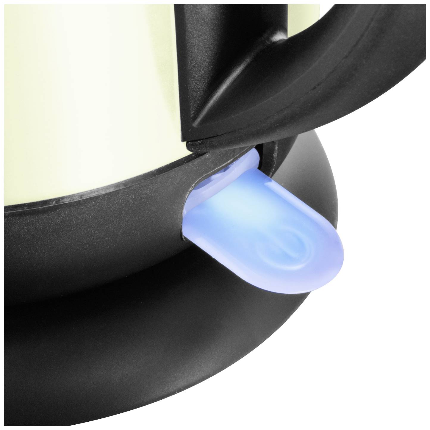 Egy vízforraló közelképe egy kis, világító kék kapcsolóval az alapján.