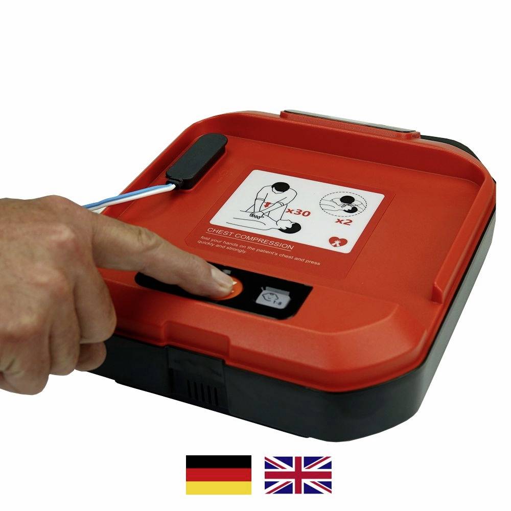 Egy kéz egy piros defibrillátor gombját nyomja, amelyen utasítások láthatók 30 mellkasi kompresszió elvégzéséhez.