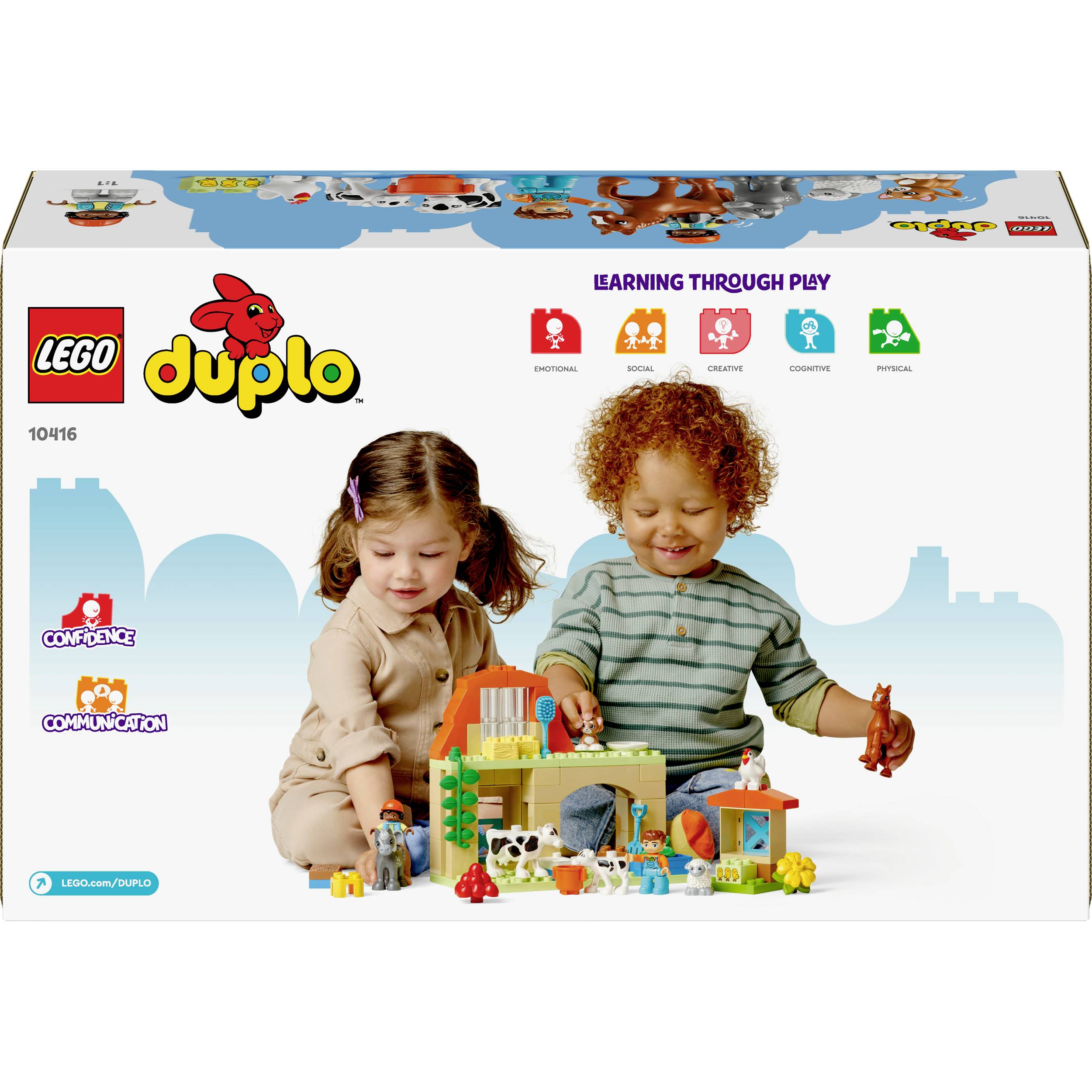 Két gyerek LEGO DUPLO figurákkal és állatokkal játszik egy tanya előtt. Felül olyan szavak láthatók, mint 'Fejlődés' és 'Kommunikáció'.