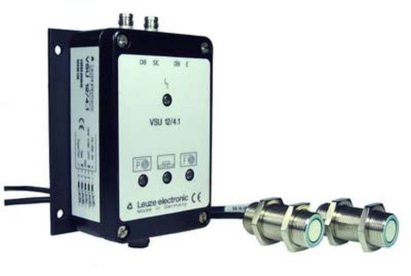 Leuze electronic ultrahangos érzékelők, VSU 12/41 modell, két állítható érzékelővel távolságméréshez.