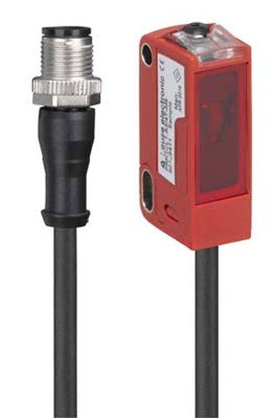 Egy piros optoelektronikai érzékelő kábeles csatlakozással, ipari alkalmazásokban történő objektumfelismerésre alkalmas.