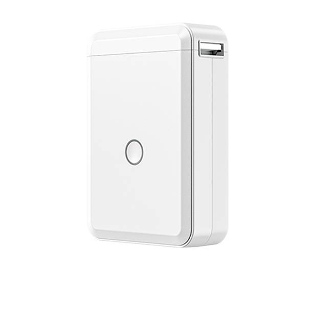 Egy fehér, négyzet alakú töltő lekerekített sarkokkal és egy központi kerek gombbal; USB-csatlakozóval az oldalán.