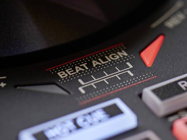 Közelkép egy DJ-eszközről, amelynek fókuszában a 'Beat Align' (ütemösszehangolás) funkció áll, amelyet egy skála és piros LED-ek jeleznek.