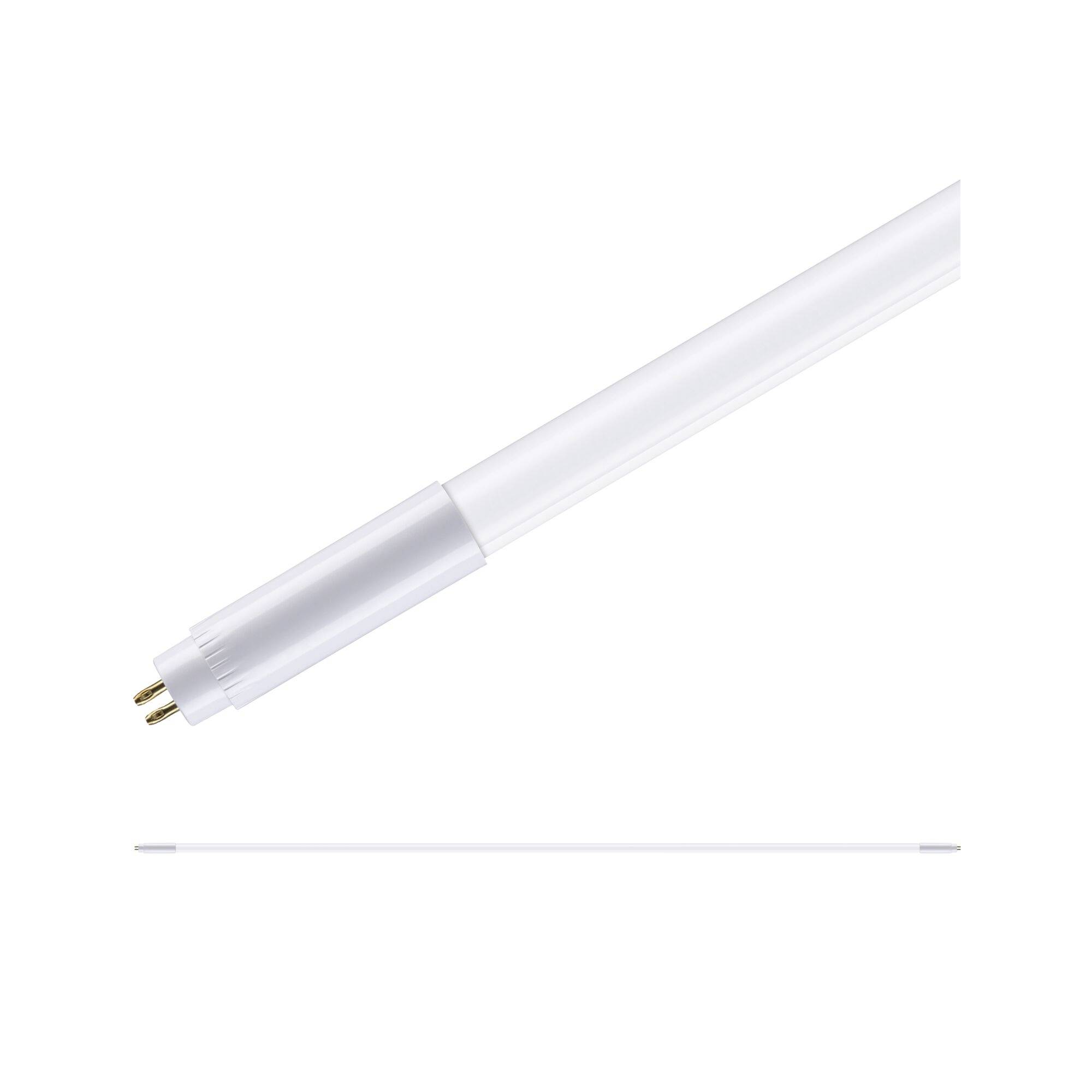 Fehér LED-cső két fémvéggel fehér háttér előtt.
