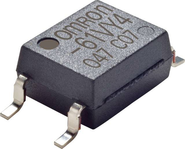'Egy kis, téglalap alakú, fekete elektronikai alkatrész ezüstös csatlakozókkal az oldalán és felirattal a tetején.'