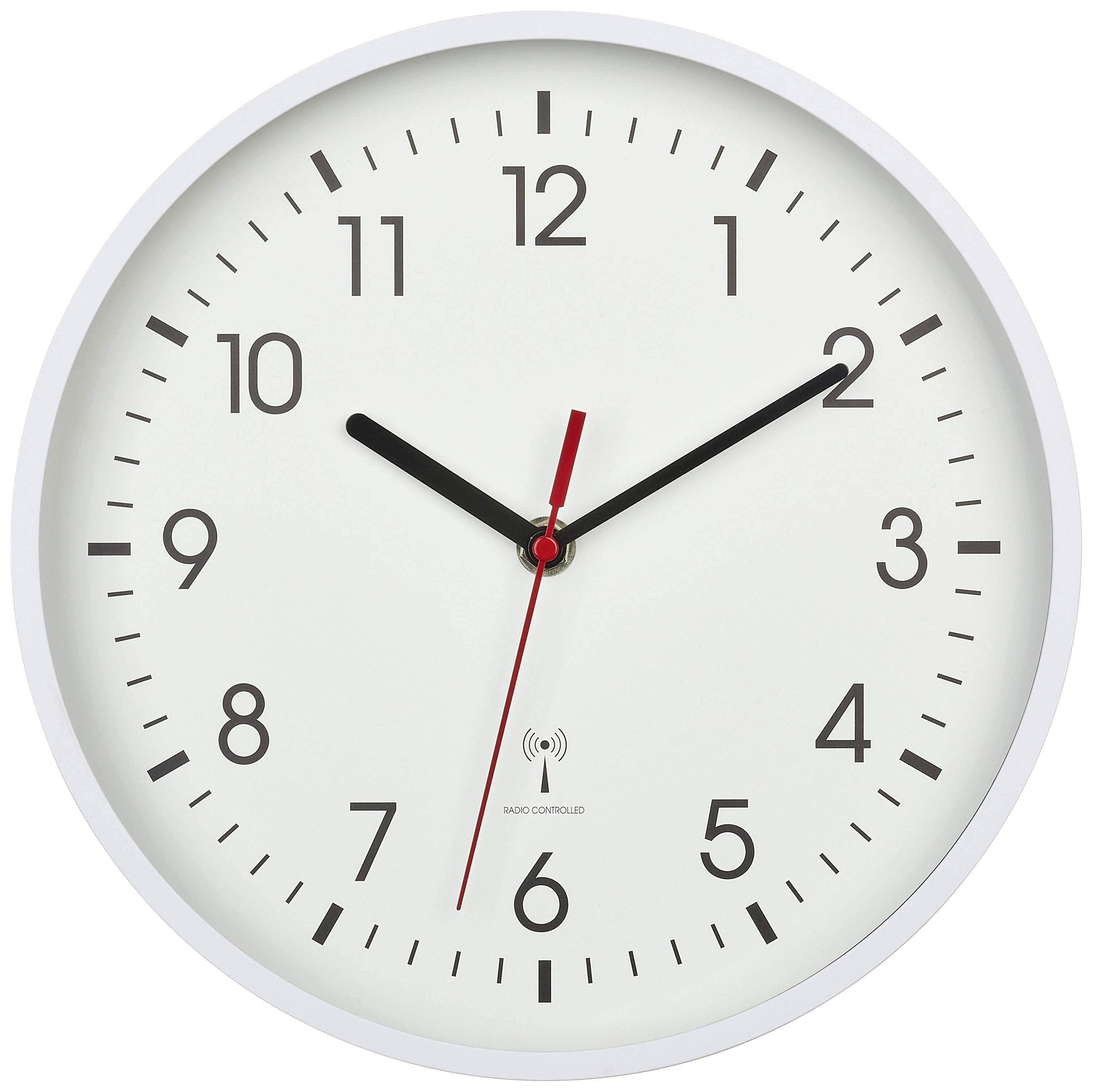 Fehér számlaplú analóg fali óra fekete és piros mutatókkal. Az óra 10:10-et mutat.