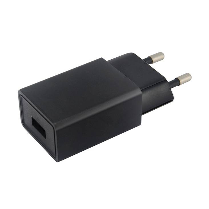 Egy fekete töltő két eurvillásdugóval, elektronikus eszközökhöz alkalmas.