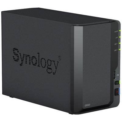 Egy fekete Synology NAS-ház márkalogóval az oldalán. Előlapján állapotjelző LED-ek és kezelőszervek láthatók. Modell: DS223.