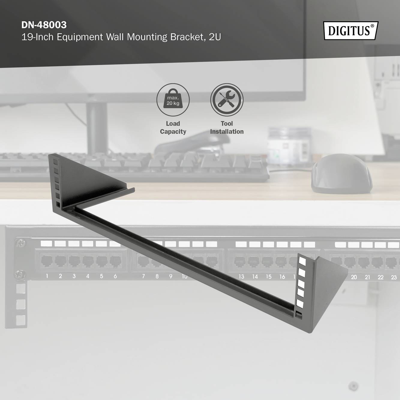 A kép egy fekete, 19 hüvelykes, 2 egységnyi magasságú fali tartót mutat egy számítógép monitor előtt. A felső részén az 'DN-48003' felirat látható.