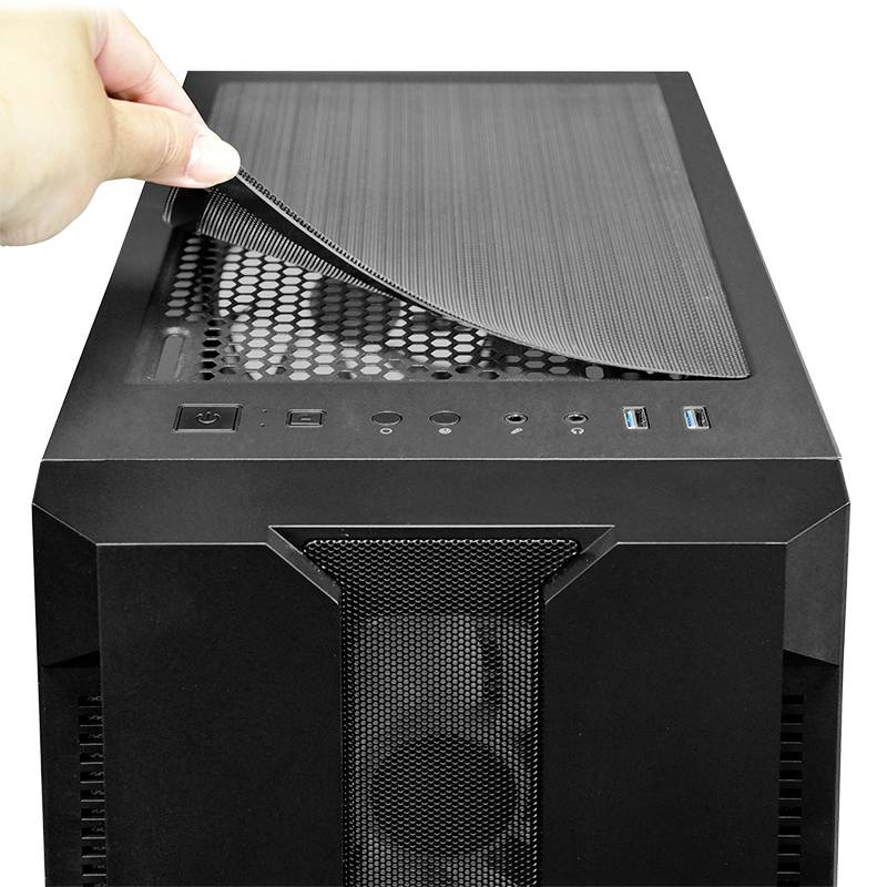 Egy kéz felemeli egy fekete számítógépház felső borítását, hogy feltárja a szellőzőnyílásokat és a csatlakozókat.