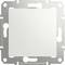 Egy fehér gombos négyzet alakú villanykapcsoló, fémkeretbe szerelve; modern lakóterekhez illő dizájnnal.
