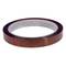 Barna ragasztószalag átlátszó maggal, amelyet gyakran használnak hőálló alkalmazásokhoz vagy elektromos szigeteléshez.