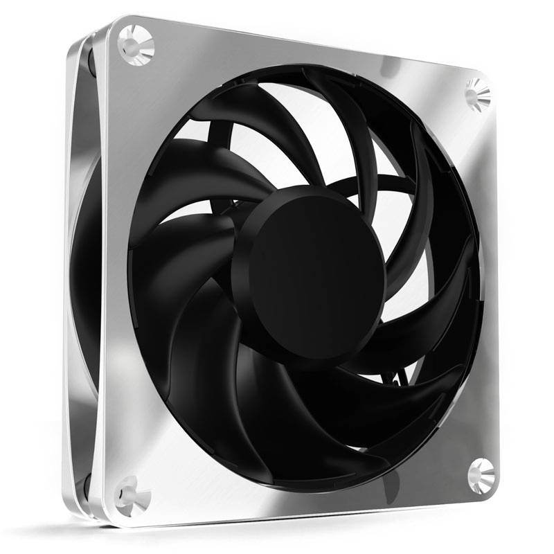 Egy négyzet alakú, fémből készült számítógép-ventilátor, fekete lapátokkal, enyhén megdöntve, fehér háttér előtt.